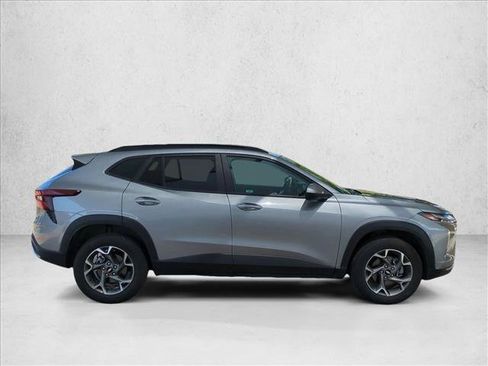 Used 2025 Chevrolet Trax LT w/ LT Convenience Package FWD image 4