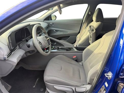 Used 2023 Hyundai Elantra SE image 2