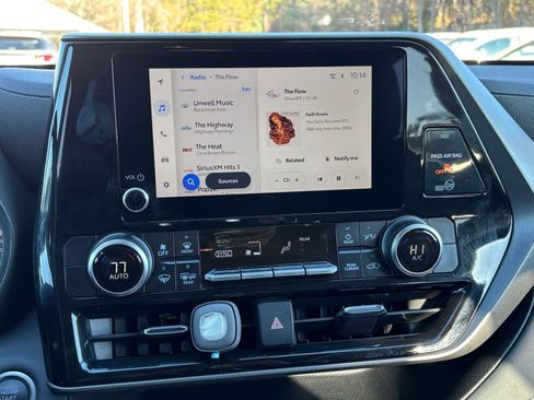 Used 2025 Toyota Highlander LE image 18