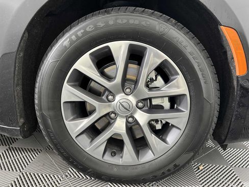 Used 2025 Chrysler Pacifica Pinnacle FWD image 13