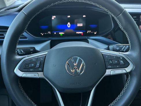 Used 2023 Volkswagen Taos SE w/ Panoramic Sunroof Package image 23