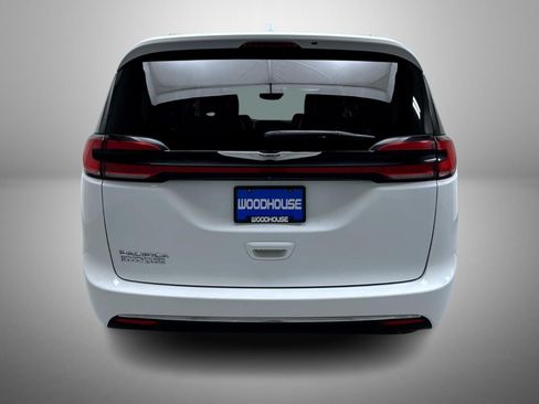 Used 2022 Chrysler Pacifica Touring-L FWD image 6