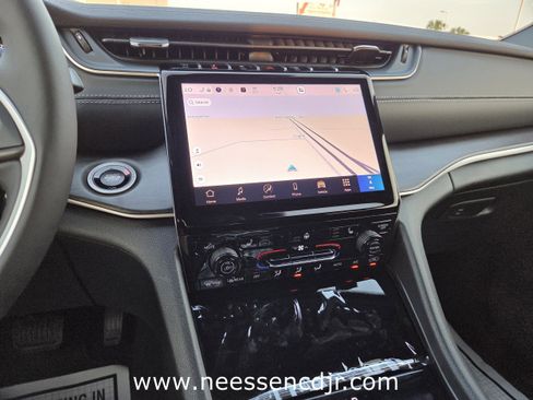 New 2025 Jeep Grand Cherokee Limited image 33