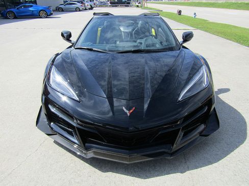 Used 2024 Chevrolet Corvette Z06 w/ Z07 Performance Package RWD image 2