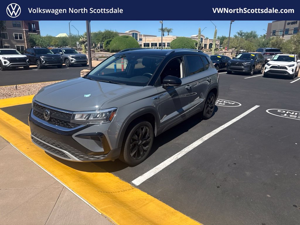 Used 2023 Volkswagen Taos SE w/ Panoramic Sunroof Package FWD image 1