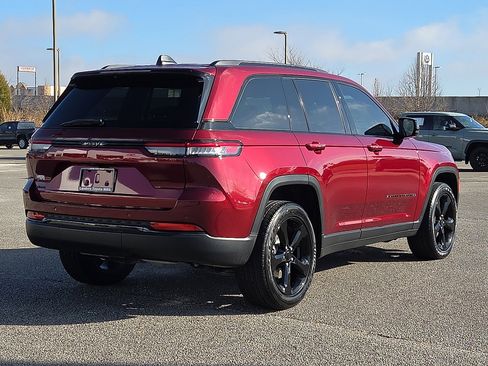 Used 2023 Jeep Grand Cherokee Altitude image 5
