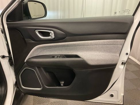 Used 2024 Jeep Compass Latitude image 30