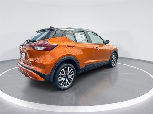 Used 2023 Nissan Kicks SV image 9