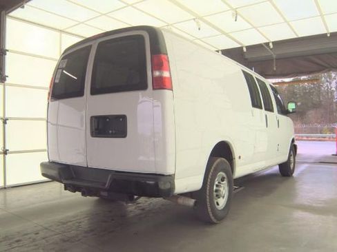 Used 2017 Chevrolet Express 3500 Extended image 4