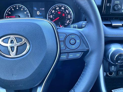 Used 2021 Toyota RAV4 XLE Premium image 26