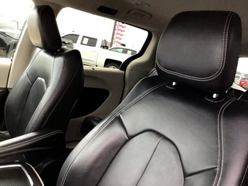 Used 2022 Chrysler Pacifica Touring-L image 16