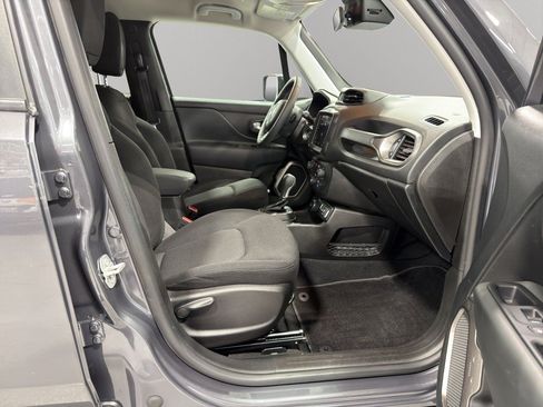 Used 2023 Jeep Renegade Latitude AWD/4WD image 16