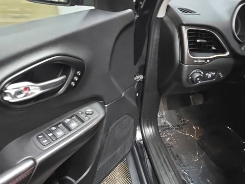 Used 2022 Jeep Cherokee Trailhawk w/ Premium Leather Package AWD/4WD image 29