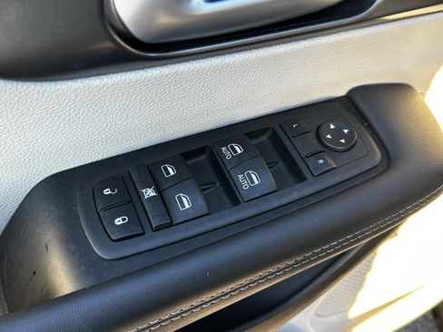 Certified 2024 Chrysler Pacifica Touring-L image 21