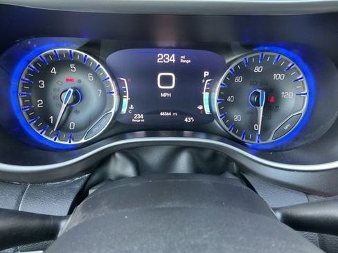 Used 2024 Chrysler Pacifica Touring-L image 11