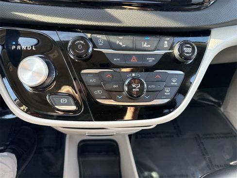 Used 2024 Chrysler Pacifica Touring-L image 11