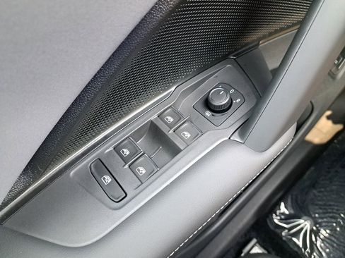 New 2025 Volkswagen Tiguan SE AWD/4WD image 32