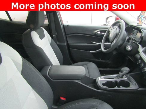 Used 2024 Chevrolet Trax LS w/ LS Convenience Package FWD image 11