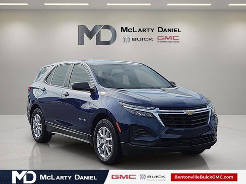 Used 2023 Chevrolet Equinox LS w/ LS Convenience Package image 1