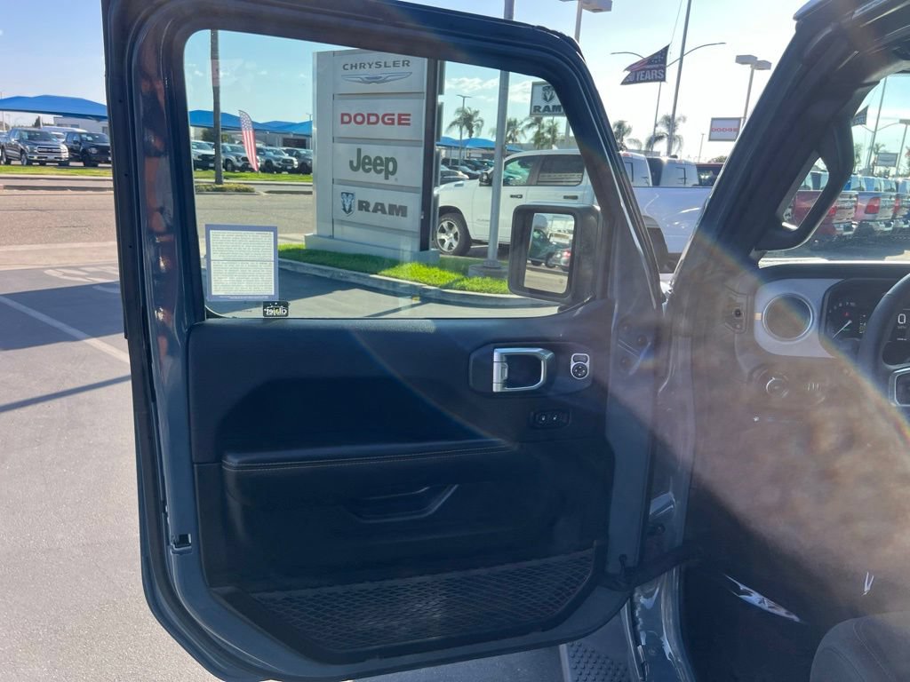 Used 2025 Jeep Wrangler Unlimited Sahara AWD/4WD image 19