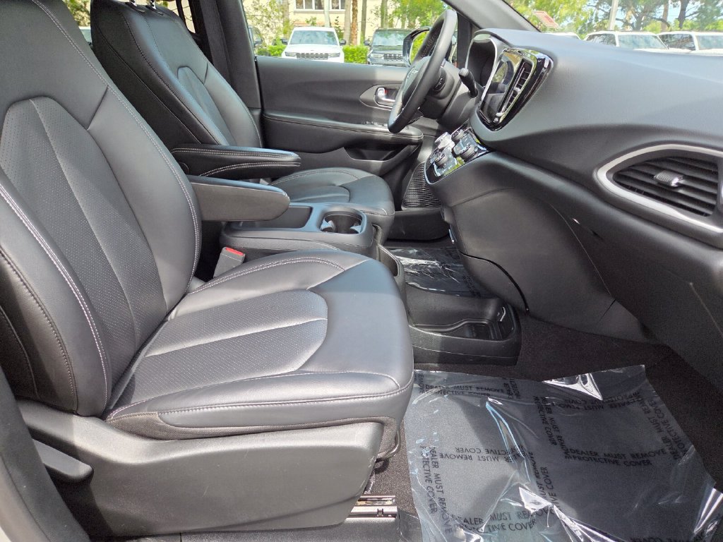 Used 2025 Chrysler Pacifica Select FWD image 15