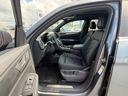 Used 2025 Volkswagen Atlas Cross Sport SE w/ Panoramic Sunroof Package image 14