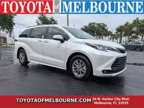 Used 2025 Toyota Sienna XLE FWD image 1