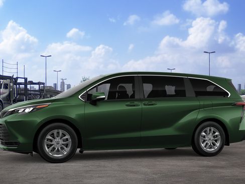 New 2026 Toyota Sienna LE FWD image 3