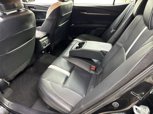 Used 2025 Toyota Camry SE w/ Convenience Package image 27