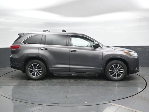 Used 2017 Toyota Highlander XLE AWD/4WD image 3