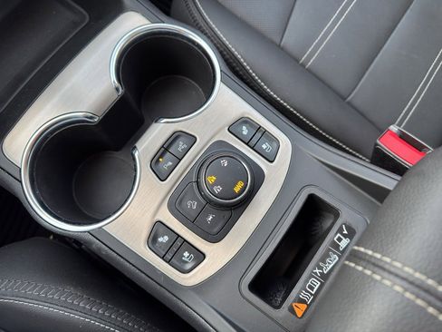 Used 2024 GMC Terrain Denali w/ Denali Premium Package image 21