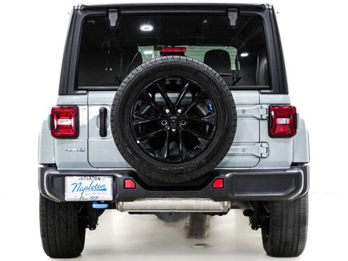 Used 2023 Jeep Wrangler Unlimited Sahara w/ Cold Weather Group AWD/4WD image 8