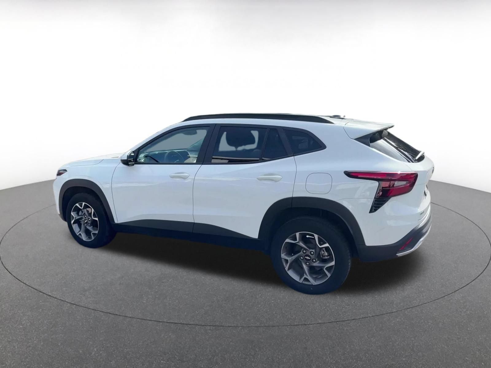 Used 2025 Chevrolet Trax LT FWD image 8