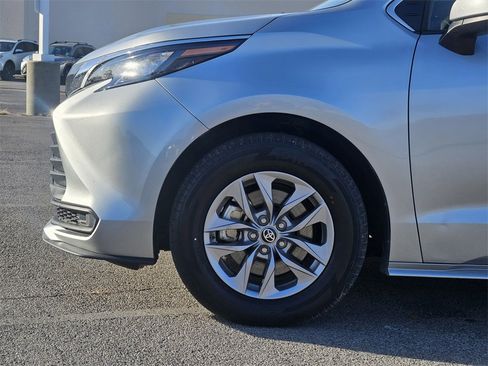 Used 2024 Toyota Sienna LE image 8