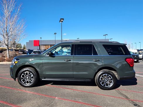 Used 2022 Ford Expedition XLT image 2