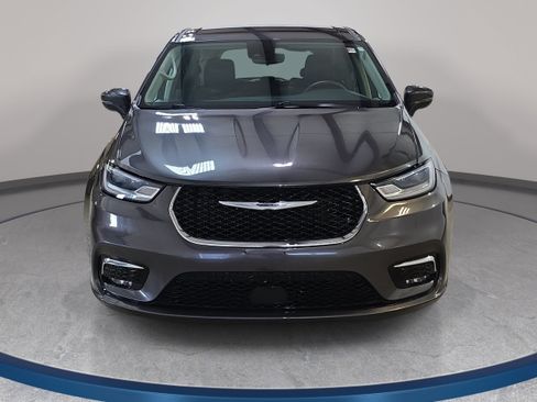 Used 2023 Chrysler Pacifica Touring-L FWD image 3