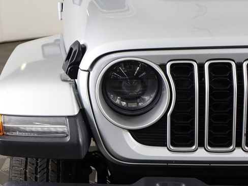 Used 2024 Jeep Wrangler Sahara image 11