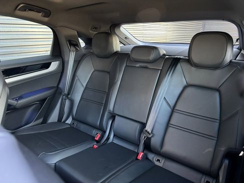 Certified 2025 Porsche Cayenne Coupe image 26