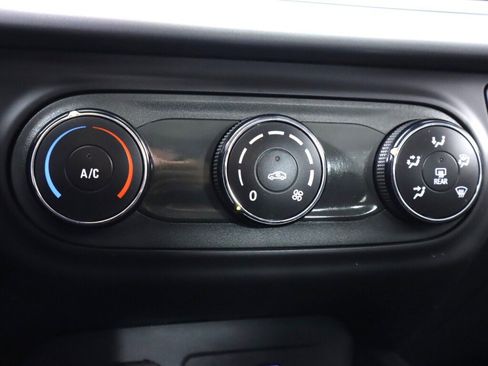 Used 2024 Chevrolet Trax LS FWD image 21