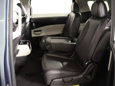 Used 2024 Kia Carnival EX image 32