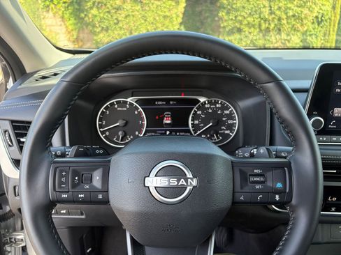 Used 2025 Nissan Rogue SV FWD image 30