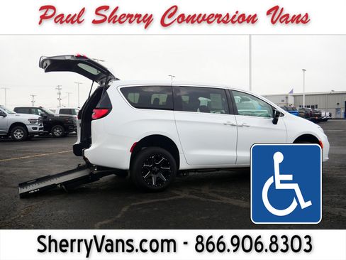 Used 2024 Chrysler Pacifica Touring image 1