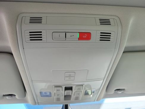 Certified 2020 Volkswagen Tiguan SE image 32