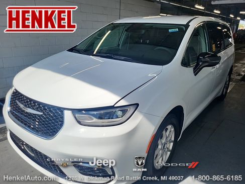 Used 2024 Chrysler Pacifica Touring-L FWD image 1