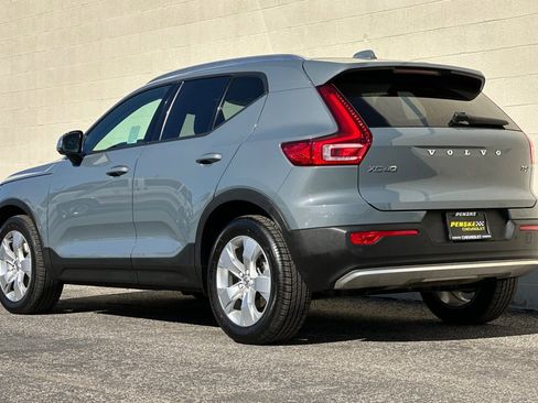 Used 2021 Volvo XC40 T5 Momentum w/ Premium Package image 6