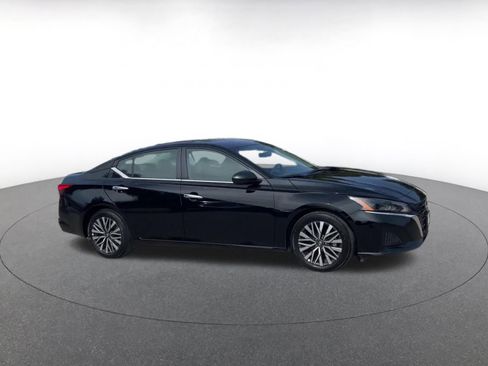 Used 2025 Nissan Altima 2.5 SV image 2