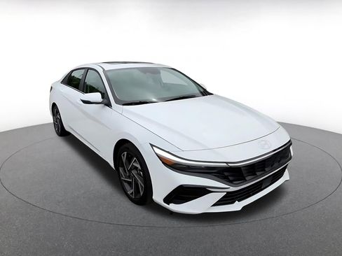 Used 2025 Hyundai Elantra Limited image 5