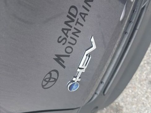 Used 2025 Toyota Sienna XLE image 10