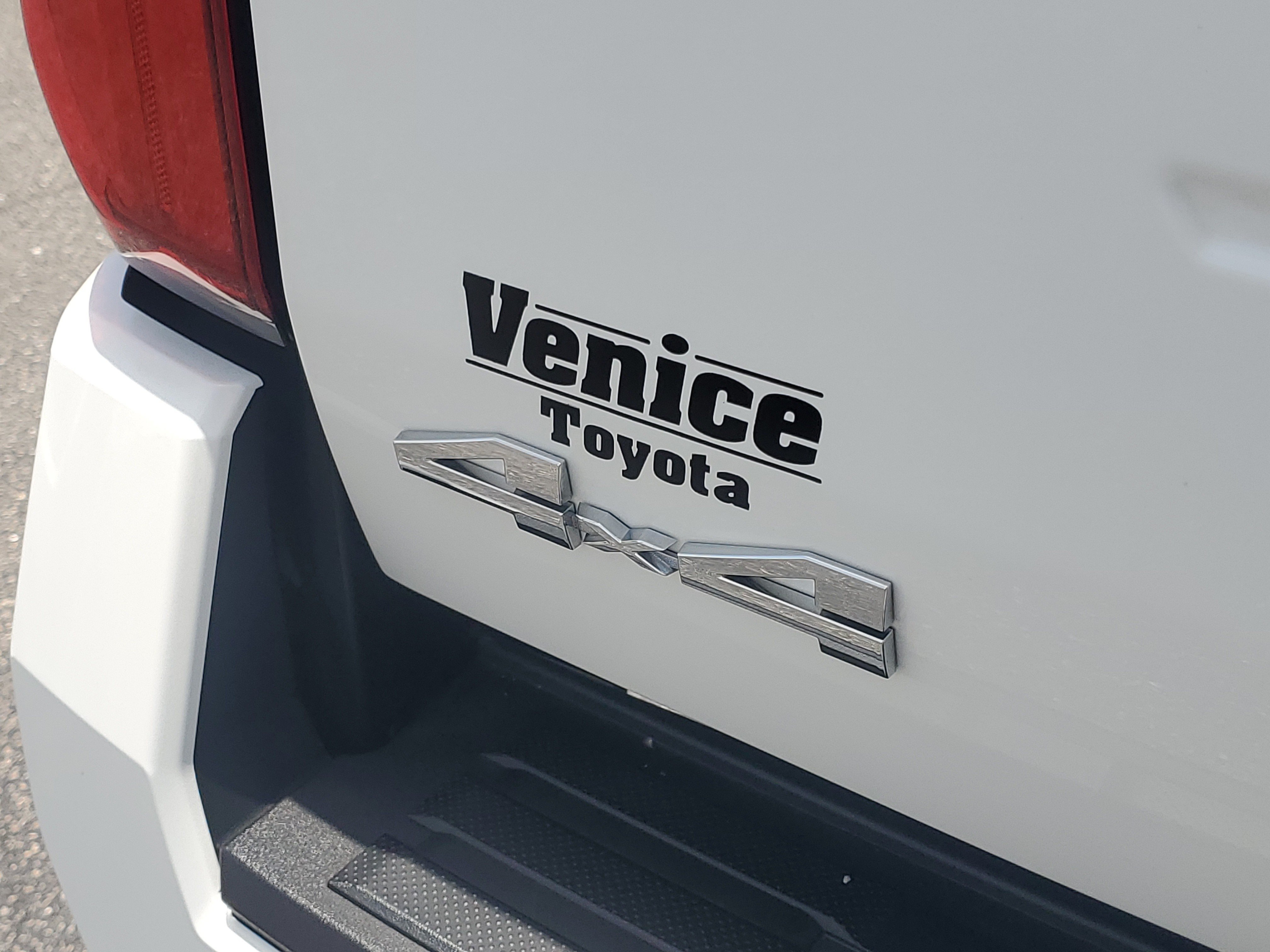 Used 2025 Toyota Tacoma SR5 AWD/4WD image 12