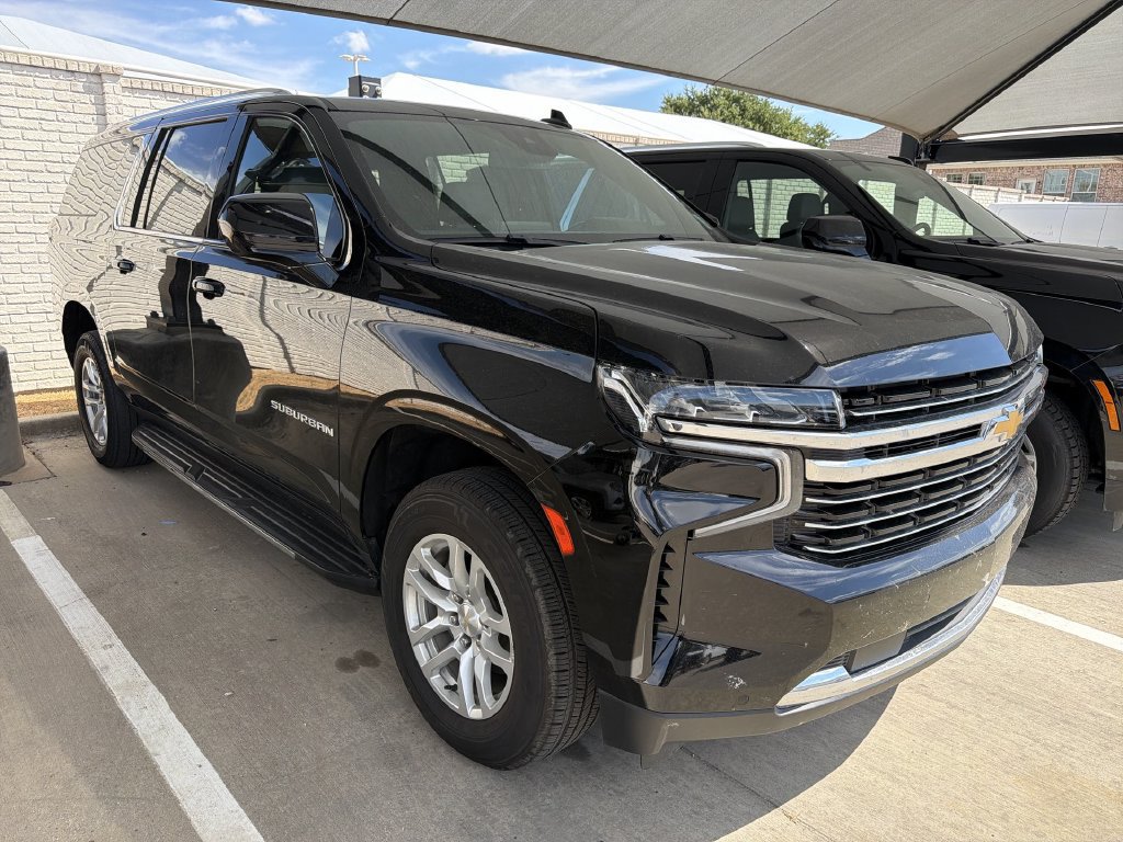 Used 2024 Chevrolet Suburban LT RWD image 2